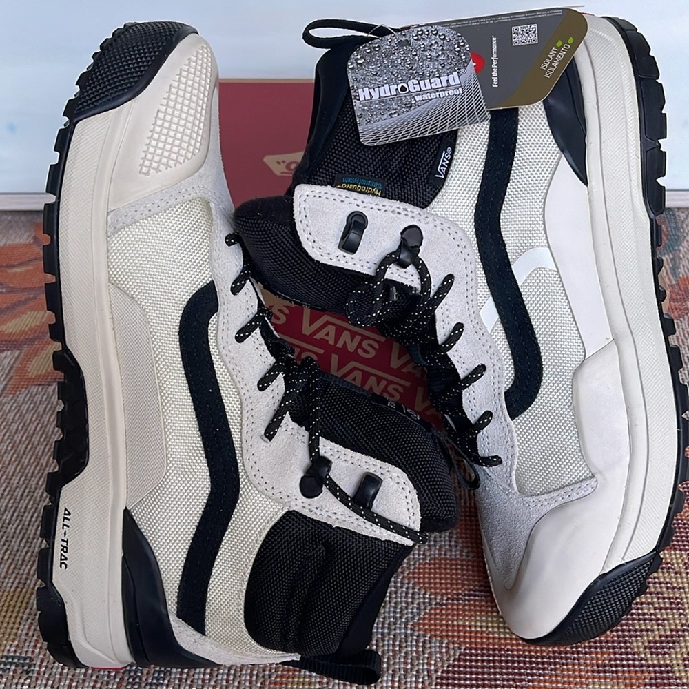 Vans WMNS Ultrarange Exo Hi Mte2 Marshmallow/Black
VN0A4BVSKIG
Sneakers Boots